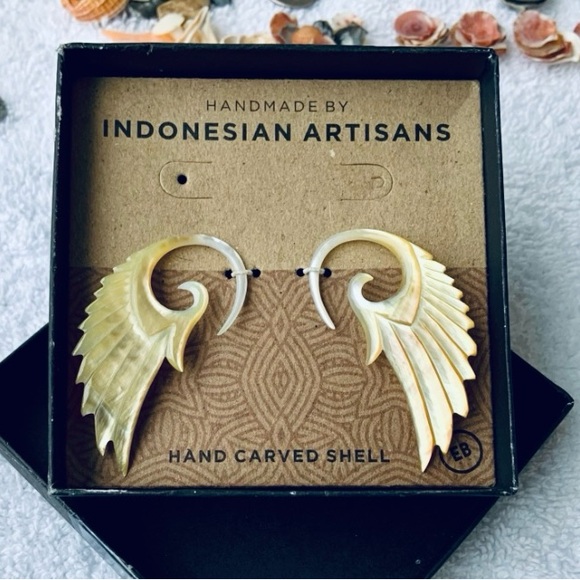 🪽Mother of Pearl Angelic Wings🪽 
HAND CARVED SHELL - INDONESIAN ARTISANS 
🎁 NIB - Picture 5 of 10